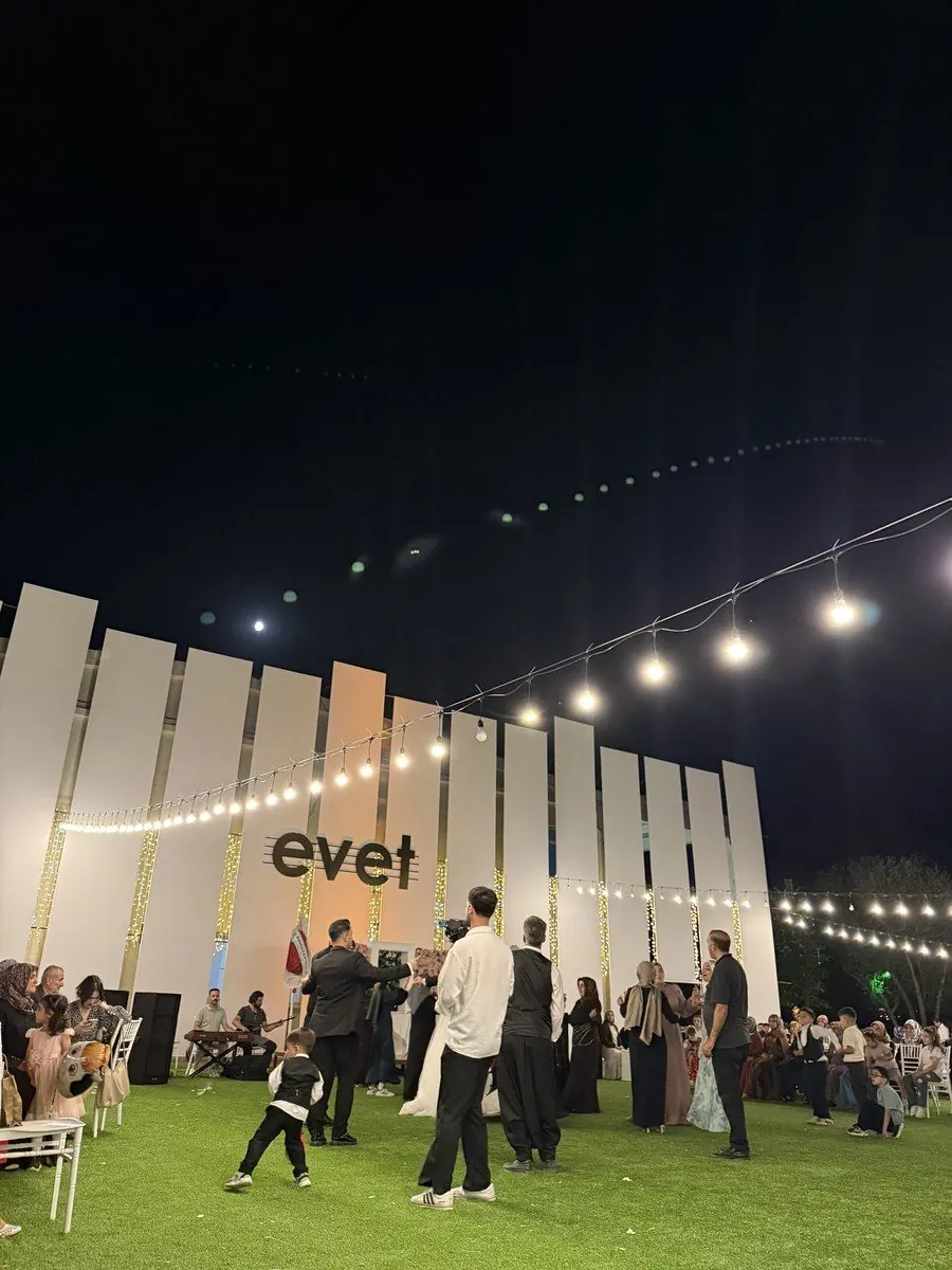 evet duvarı önündeki dans alanı