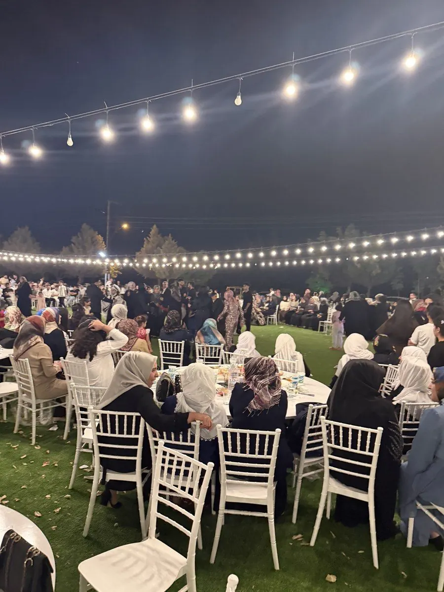 Gece bahçede masalarında oturan davetliler